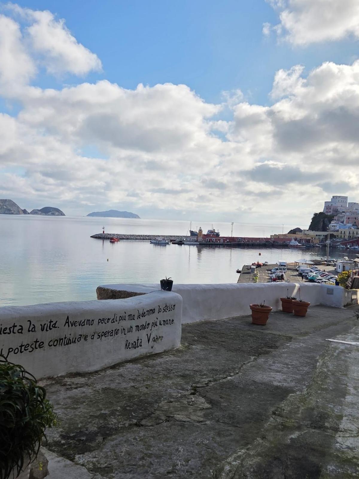 Agenzia Aprea Appartamenti Ponza Exteriör bild